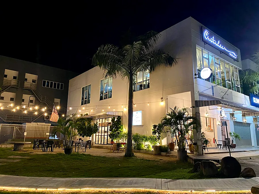 Bangunan Cabin Rose Station bercahaya lampu pada waktu malam