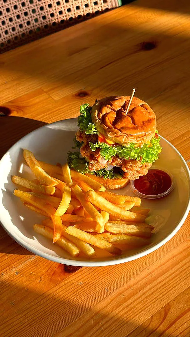Burger ayam rangup dengan kentang goreng di Cabin Rose Station