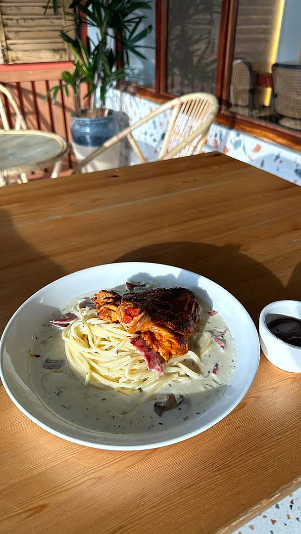 Pasta krim dengan ayam panggang di Cabin Rose Station