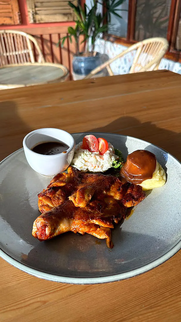 Ayam panggang dengan mash dan coleslaw di Cabin Rose Station
