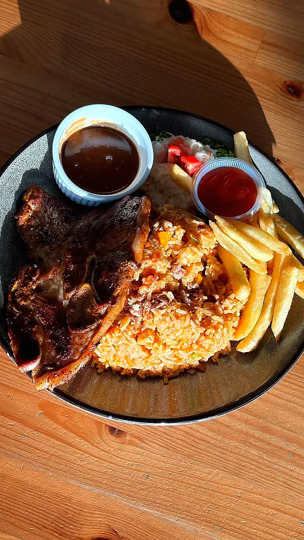 Iga panggang dengan nasi goreng di Cabin Rose Station