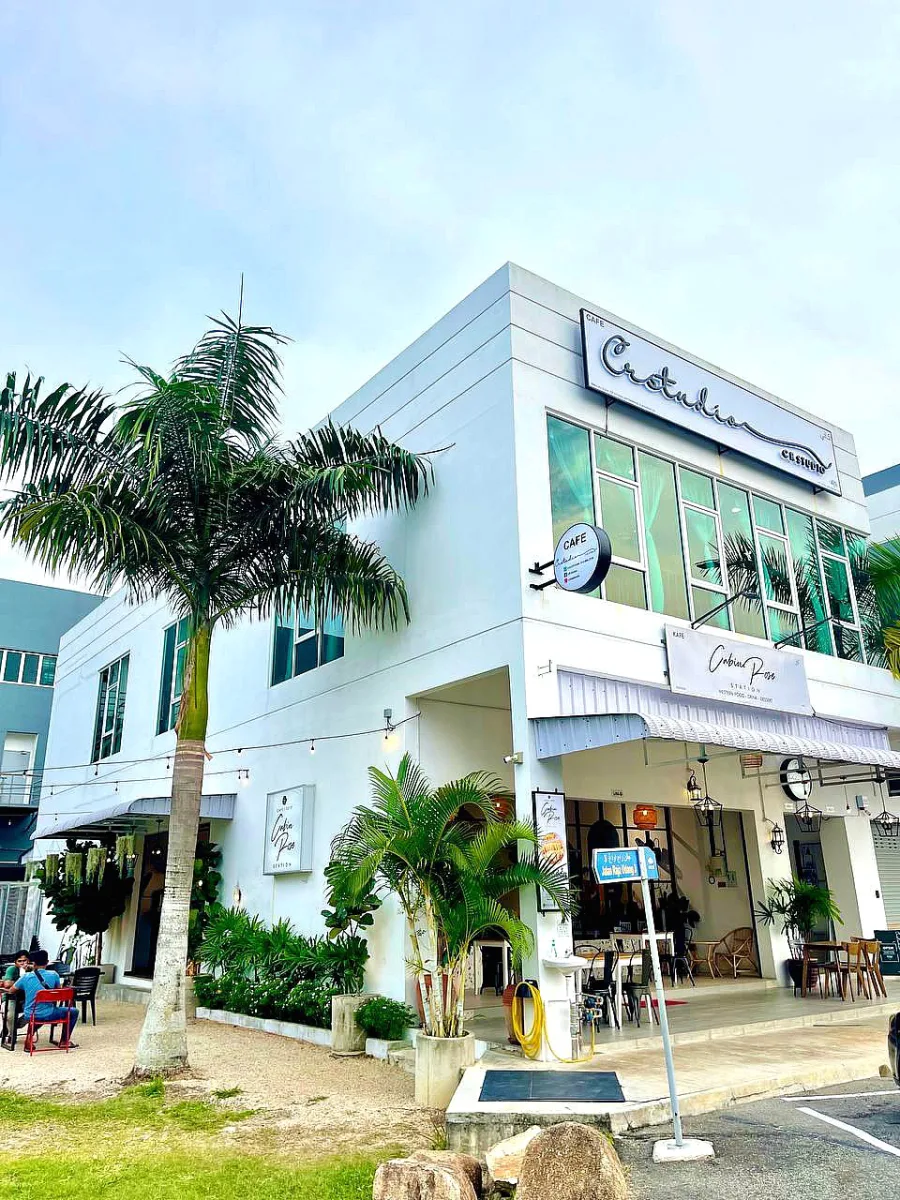 Bangunan hadapan Cabin Rose Station di River Front Kemaman pada waktu siang